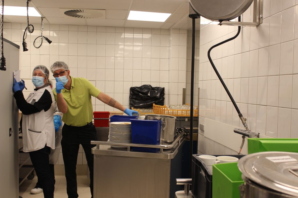 Werknemers van de Oostendse Centrale Keuken brengen hun voedselverspilling in kaart.